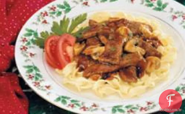 Carne Borgonha Sobre Macarrão