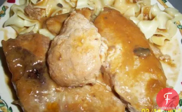 Costeletas de porco em uma panela (panela)
