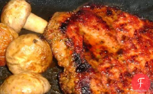 Costeletas de porco Chipotle de bordo grelhado em grãos Gouda defumados