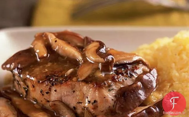 Carne de porco herbada com cogumelos selvagens salteados