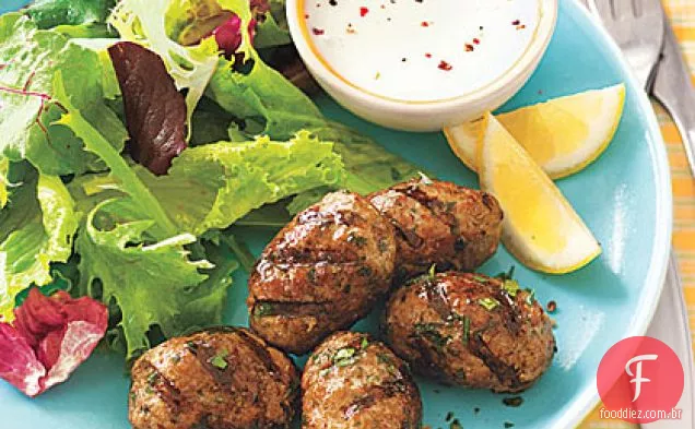 Rissóis de porco temperados grelhados com verduras