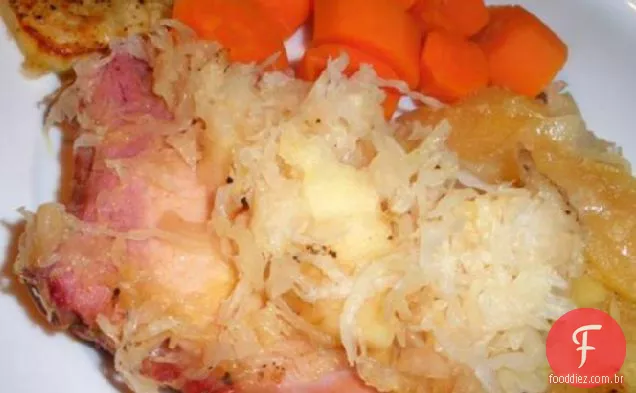 Costeleta De Porco Defumada Com Chucrute, Batata E Compota De Maçã