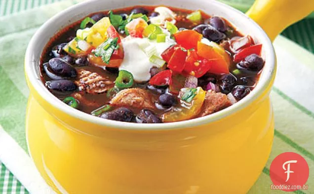 Sopa de feijão preto com carne de porco desfiada