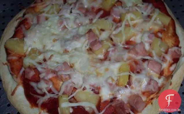 Pizza havaiana recheada com queijo