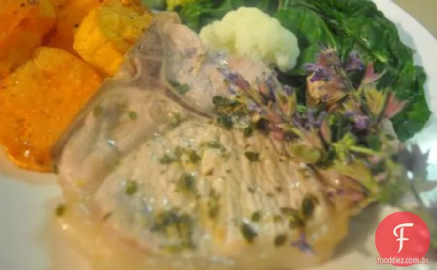 Costeleta de lombo de porco com limão e ervas
