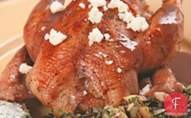 Galinhas de caça Cornish vitrificadas com romã com arroz selvagem-chestnut St