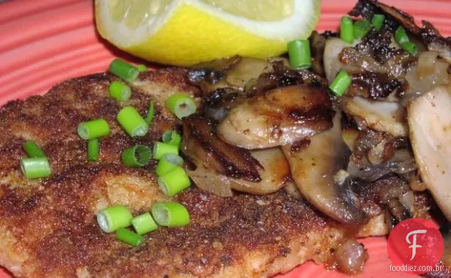 Vieira De Porco À Milanesa Com Molho De Cogumelos