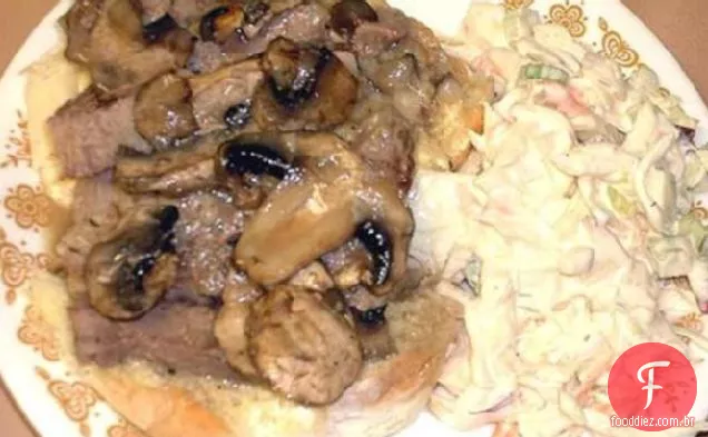 Sanduíche De Porco-N-Cogumelo Fatiado De Rosto Aberto Com Molho