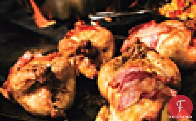 Cornbread-galinhas de jogo Cornish recheadas com milho Maque Choux