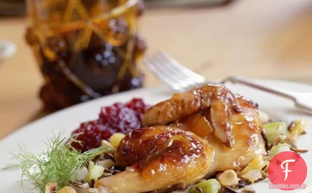 Galinhas Cornish envidraçadas com recheio Selvagem de arroz e Damasco