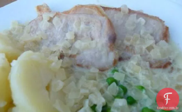 Costeletas De Porco Com Cebola Cremosa Com Baixo Teor De Carboidratos