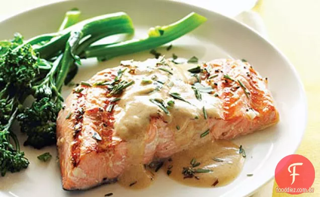 Salmão grelhado com molho de mostarda e vinho