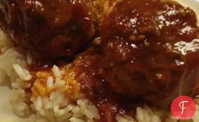 Almôndegas doces e azedas em molho