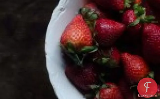 Compota de morango e ruibarbo com creme de mel