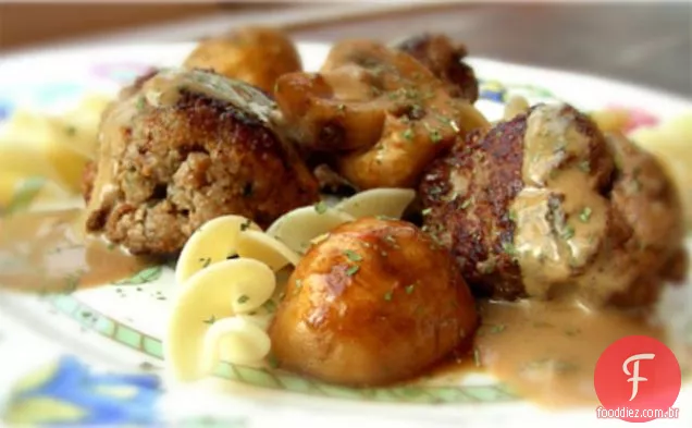 Almôndegas em molho de carne