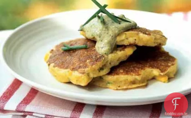 Milho fresco e Vieira Johnnycakes com molho de cebola verde