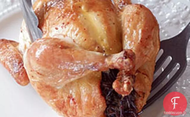 Galinhas De Jogo Da Cornualha Recheadas Com Arroz Selvagem E Alho-Poró
