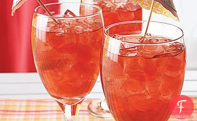 Chá gelado de hibisco com pêssegos