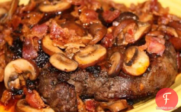 Bife T-Bone Com Molho De Bacon E Cogumelos