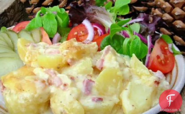 Tartiflette-queijo derretido Alpino, bacon e gratinado de batata