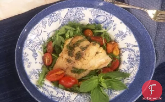 Pargo vermelho do gato Cora com Pepitas, alcaparras, tomates cereja e