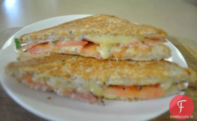 Sanduíches grelhados de Cheddar, tomate e Bacon