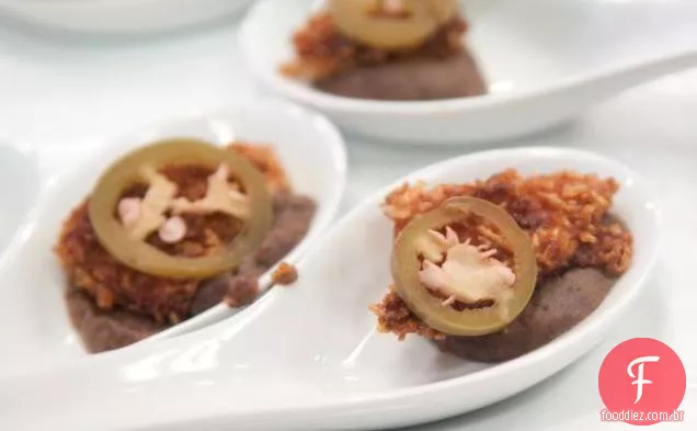 Crocante frito Kellogg's® Crispix® presunto com purê de feijão preto e Jalapenos em conserva