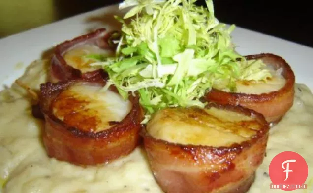Vieiras do mar embrulhadas em Bacon servidas com molho cremoso de Brie