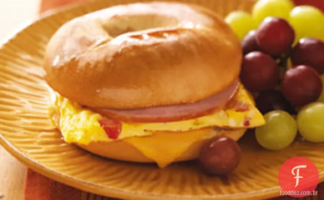 Sanduíche de omelete de Bagel rápido do Pai