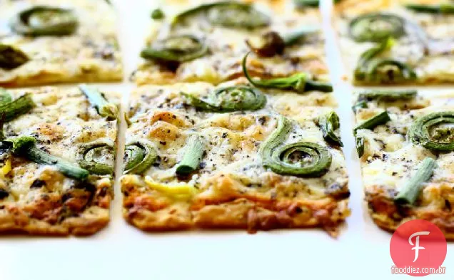 Pão Achatado Com Samambaias Fiddlehead, Scapes De Cebola E Pecorino