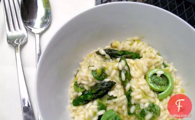 Risoto De Limão Da Primavera Com Espargos E Samambaias Fiddlehead