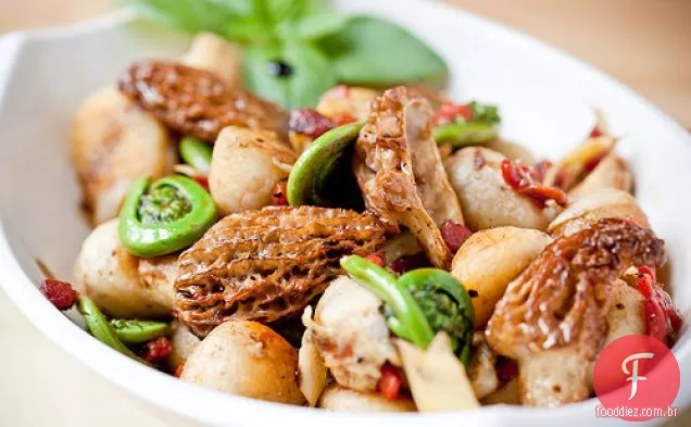 Nhoque frito com cogumelos e Fiddleheads