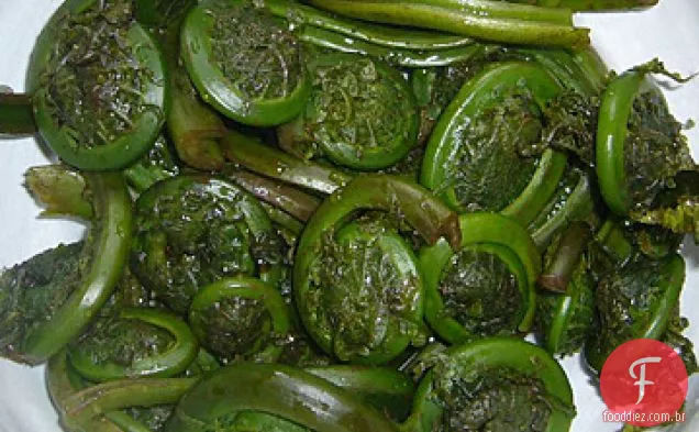 Fiddleheads, Fava E Espargos Refogam