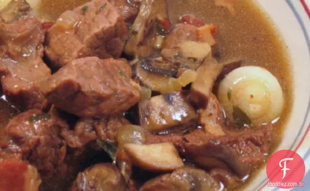 Carne cozida em vinho tinto com cebola pérola e cogumelos
