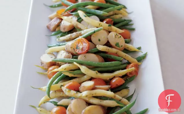 Salada de legumes e batata de verão com molho de anchova