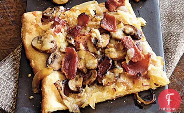 Bacon, cebola e pizza de cogumelos
