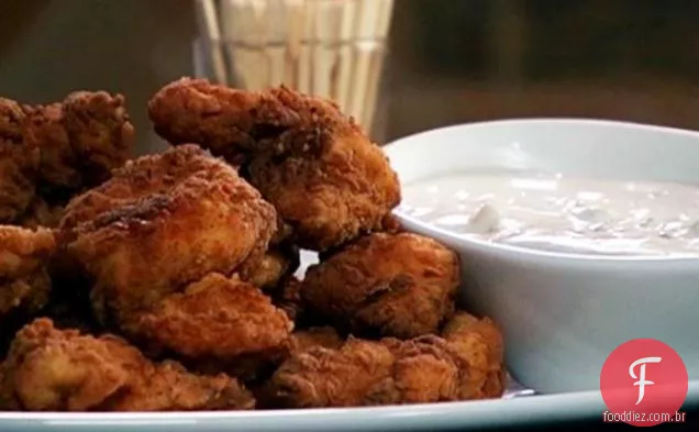 Mordidas de frango frito picante com Derby Dip