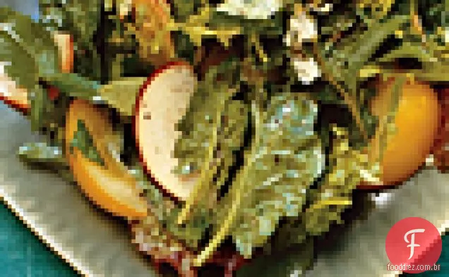 Verdes de jardim com tomates amarelos e pêssegos