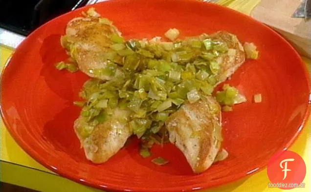 Pan frango grelhado com alho-poró macio, Pilaf de arroz de limão e qualquer que seja o seu jardim cresce salada
