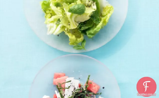 Salada de melancia com queijo Feta e manjericão