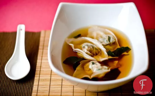 Brócolis chinês Wontons em um caldo leve de gengibre e soja