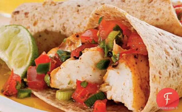 Tacos de peixe grelhado com tomate-sabor de cebola verde