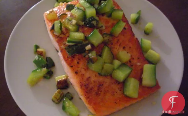 Salmão Selvagem Salteado Com Pepinos De Manteiga Marrom