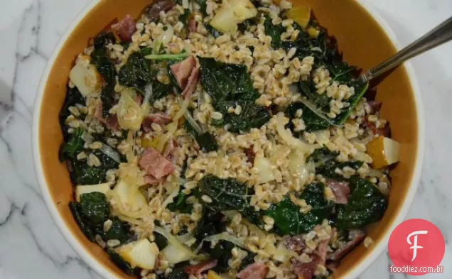 Farro E Couve Com Peras Assadas E Bacon De Peru