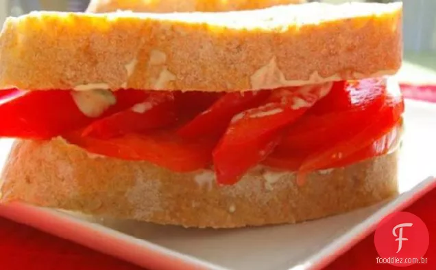 Principalmente um sanduíche de tomate com maionese De Manjericão