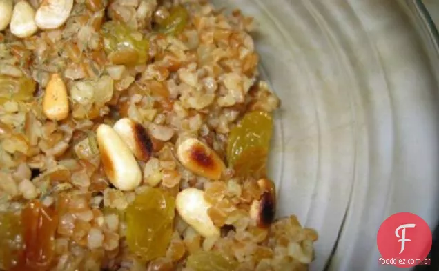 Pilaf Bulgar com aroma de limão com passas e pinhões