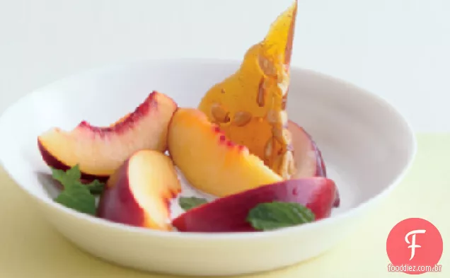 Nectarinas com ricota-creme de baunilha e pinhão quebradiço
