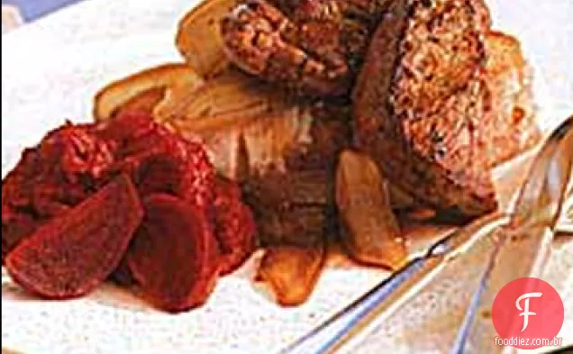 Bife de búfalo e cebola Confit em torradas de alho