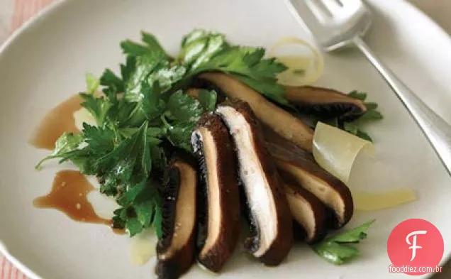Portabellas torradas lentamente na salada de salsa