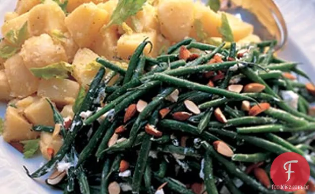 Haricots Verts e salada de queijo de cabra com amêndoas